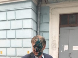В Киеве активисты облили грязью и зеленкой главу Россотрудничества (фото, видео)