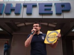 "Сделаем Интер патриотическим": "Нацкорпус" заблокировал здание телеканала и требует лишить его лицензии