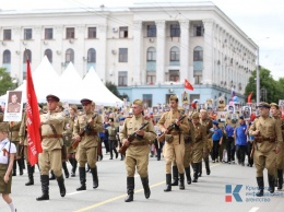 Участники "Бессмертного полка" о том, почему ежегодно идут в строю улицами Симферополя