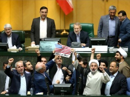 В парламенте Ирана сожгли флаг США и копию договора по ядерной программе
