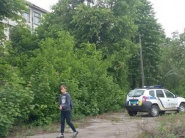 В Одесской области девятиклассница порезала себе руки и пыталась прыгнуть с крыши заброшенной казармы, - ФОТО