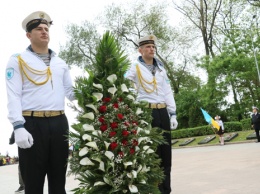 Одесса отмечает День Победы: возложение цветов на Аллее Славы. Фото