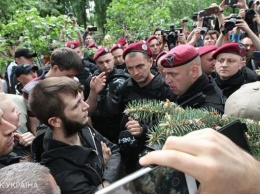 Чуть не досталось: силовики оттеснили активистов от нардепов Новинского и Шуфрича (ВИДЕО)