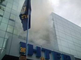 Здание "Интера" затянуло дымом
