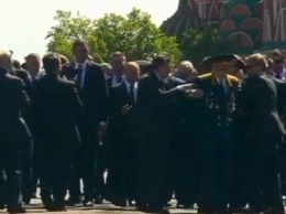 Охрана Путина оттолкнула ветерана, который хотел подойти к президенту (Видео)