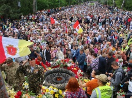 «Пробки» у памятника, советские флаги и «батлы» активистов: как в Одессе отметили День победы. Фоторепортаж