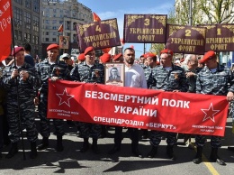 Экс-глава МВД Захарченко с бойцами "Беркута" принял участие в акции "Бессмертный полк" в Москве