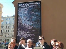 Петербуржец превратил стену дома в памятник жителям блокадного города