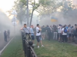 В Днепре футбольные фанаты подожгли полицейского