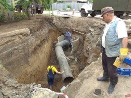Как в Одессе новый трубопровод подключают и почему почти весь город остался без воды. Фото