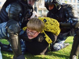 "Единая Россия" хочет наказывать за вовлечение детей в митинги