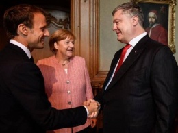 Порошенко проводит переговоры с Меркель и Макроном