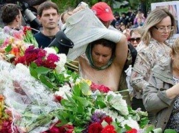Участница "Бессмертного полка" на Аллее Славы в Одессе разделась догола, - ФОТО