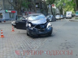 Иномарки на перекрестке: утро в центре Одессы отметилось ДТП