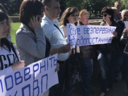 "Вилкул, где обещанная качественная питьевая вода?": криворожане митинговали под стенами горисполкома, - ФОТО