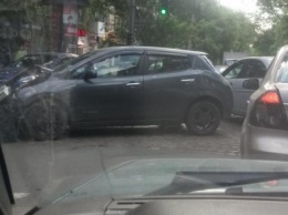 В центре Одессы электромобиль протаранил иномарку (ФОТО)