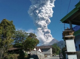На острове Ява вулкан выкинул столб пепла высотой 5 км, людей эвакуируют. Фото