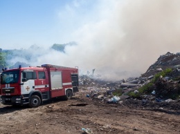 В Днепре на проспекте Труда горит мусорная свалка