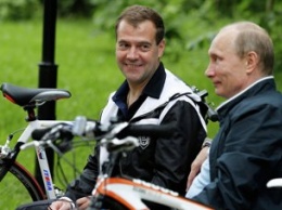 Путин думает, а Медведев крутит педали