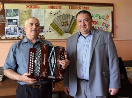 Раздольненский район подарил музыкальный инструмент ансамблю «Саратовские гармоники»