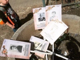 После 9 мая российские мусорки забиты фотографиями "дедов"