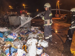 Пожар в Днепре: сотрудники ГСЧС тушили мусорные баки
