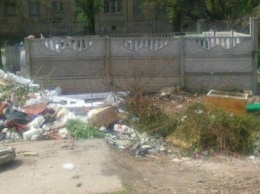 В Кривом Роге наказали коммунальщиков, из-за которых дворы "утонули" в мусоре