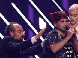 Евровидение 2018: у певицы из Великобритании вырвали микрофон на сцене