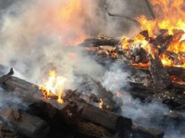 В Кременчуге сгорели шпалы и квартира. Спасатели эвакуировали 10 человек
