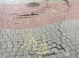 Фотофакт: На Маяковского провалилась новенькая плитка