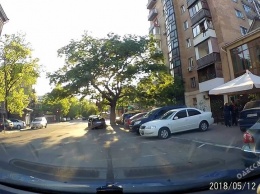 В Одессе автомобиль въехал в летнюю площадку кафе (видео)