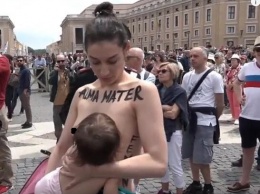 В День матери секстремистка Femen кормила ребенка грудью в центре Ватикана