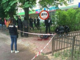 В Киеве мужчину убили ударом ножа в шею (ФОТО)