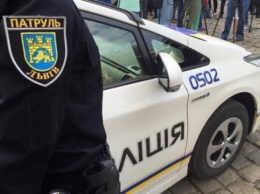 Во Львове патрульный ранил мужчину, ударившего ножом полицейского