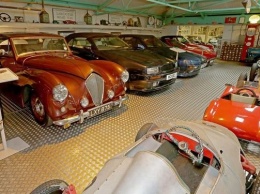 В кадр попала самая крупная коллекция раритетных автомобилей в Европе