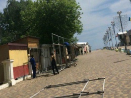 Бизнес по-затокски: в одесском курортном поселке новые МАФы на главной аллее перекрыли прилавки старых