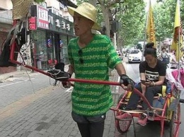 В Китае парень 1000 км тащил свою возлюбленную на телеге к морю(фото)