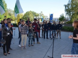 Представители шести партий митингуют под зданием Николаевой облгосадминистрации, требуя выборы по «открытым спискам»