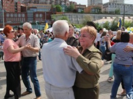 В Днепре сняли видеоклип о самом массовом вальсе под открытым небом (ВИДЕО)