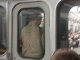 В Киеве подросток проехался между вагонами метро