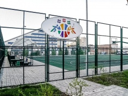 Бесплатная спортивная площадка возле гостиницы "Дружба" в Луганске стала платной