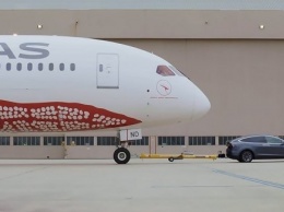 Кроссовер Tesla буксирует 126-тонный авиалайнер