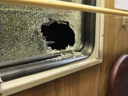В Запорожье вандалы бросали камни в окна движущегося поезда