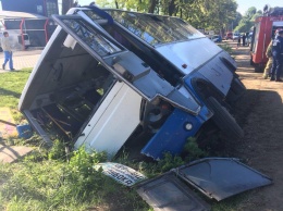 Под Черновцами слетел в кювет и перевернулся автобус с пассажирами, пострадали 11 человек