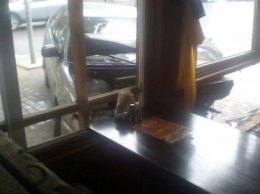 В Черноморске автомобиль влетел в кафе