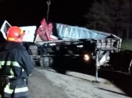 В Хмельницкой области перевернувшийся грузовик заблокировал дорогу