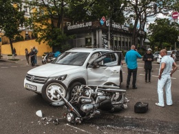 В Киеве на бульваре Шевченко мотоциклист разбился о джип
