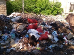 Жители Луганска жалуются на мусорную свалку возле 8 больницы
