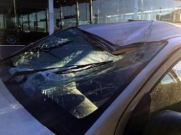 Прилетела из ниоткуда: бочка пива разбила машину австралийцу, опубликовано видео
