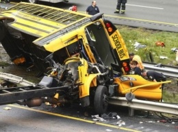 В США школьный автобус столкнулся с мусоровозом - двое погибших, 43 раненных (Фото, видео)